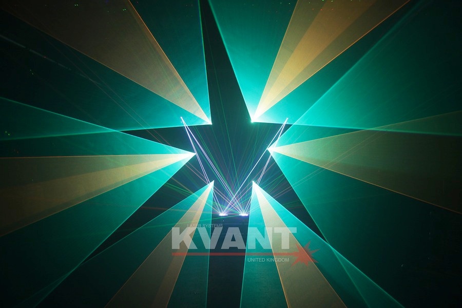 円形トラスにレーザーを設置 KVANT DIAMOND 円形トラスに設置 面白い演出 照明 クバンツ クバント ケーバント ケバント